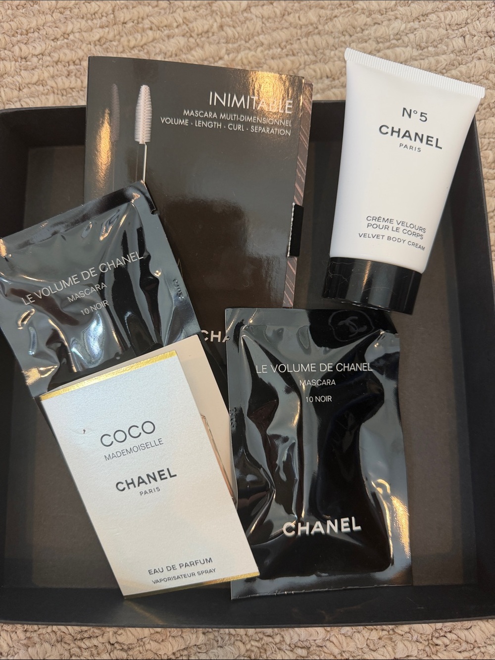 CHANEL Black & White Beauty Sample Set